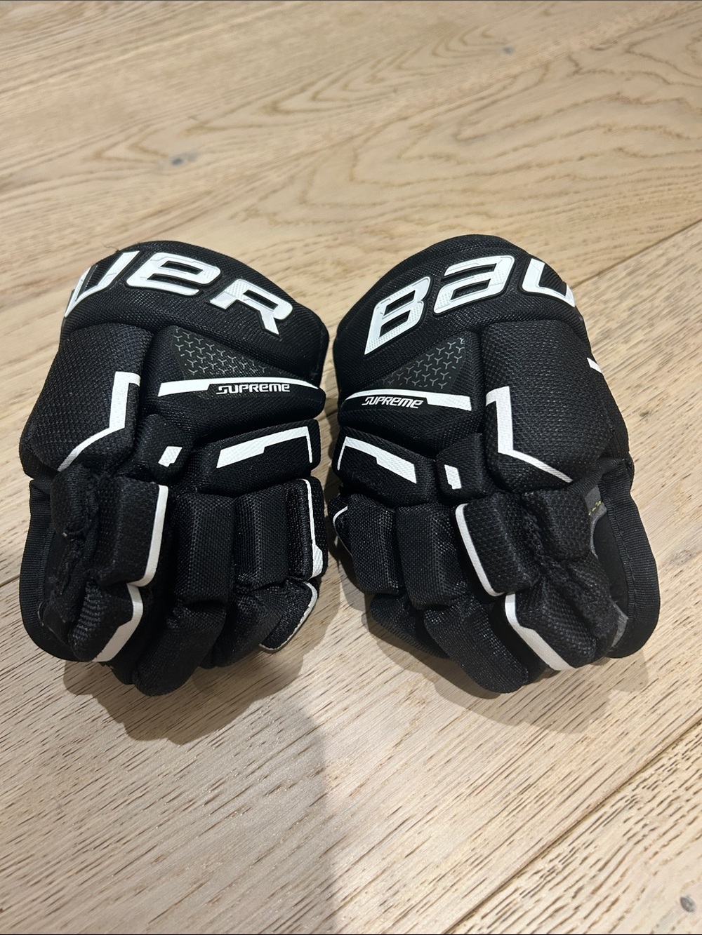 BAUER Black and White Hockey Gloves - Supreme Series